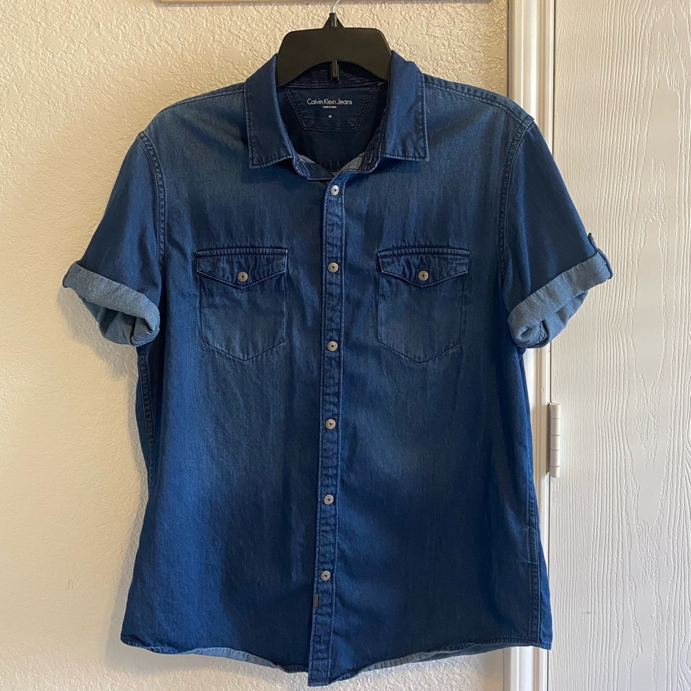 Calvin Klein | size M | soft jean short sleeve with functional buttons